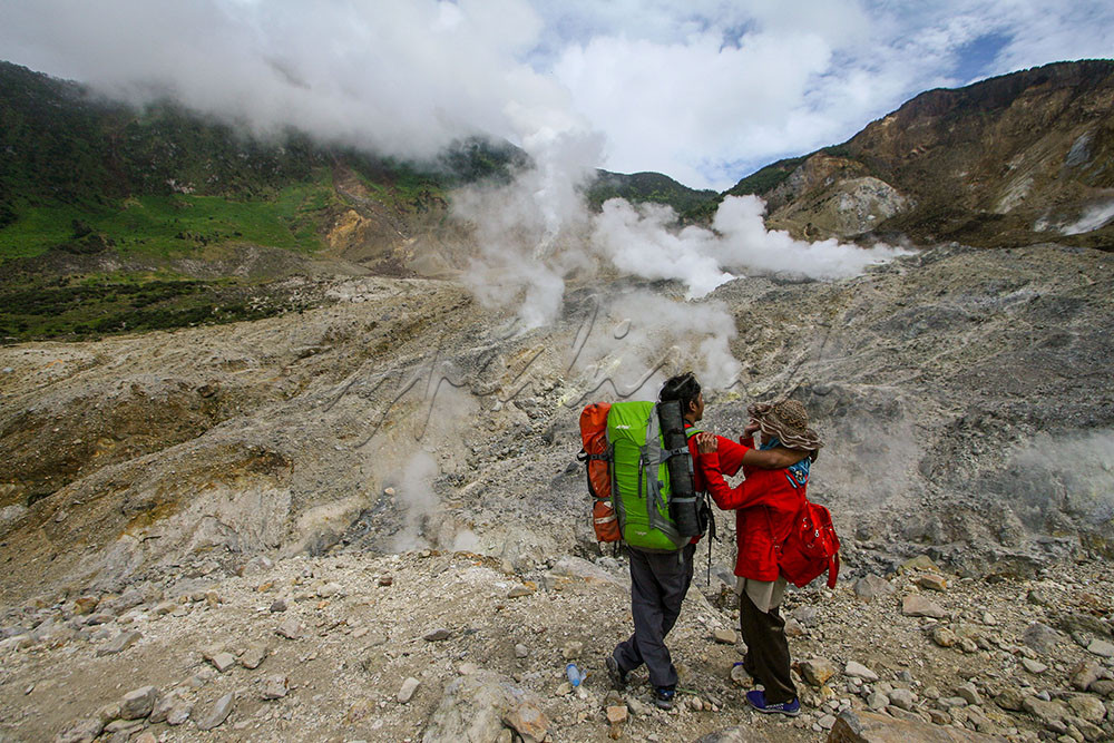 Pendaki menikmati pemandangan kawah Gunung Papandayan di Garut, Jawa Barat.