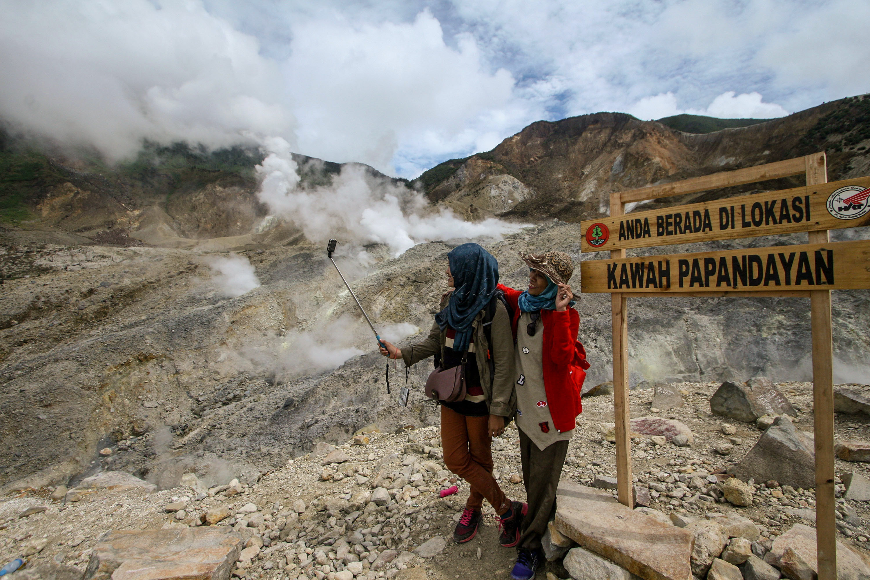 Pendaki berswafoto di kawah Gunung Papandayan di Garut, Jawa Barat.