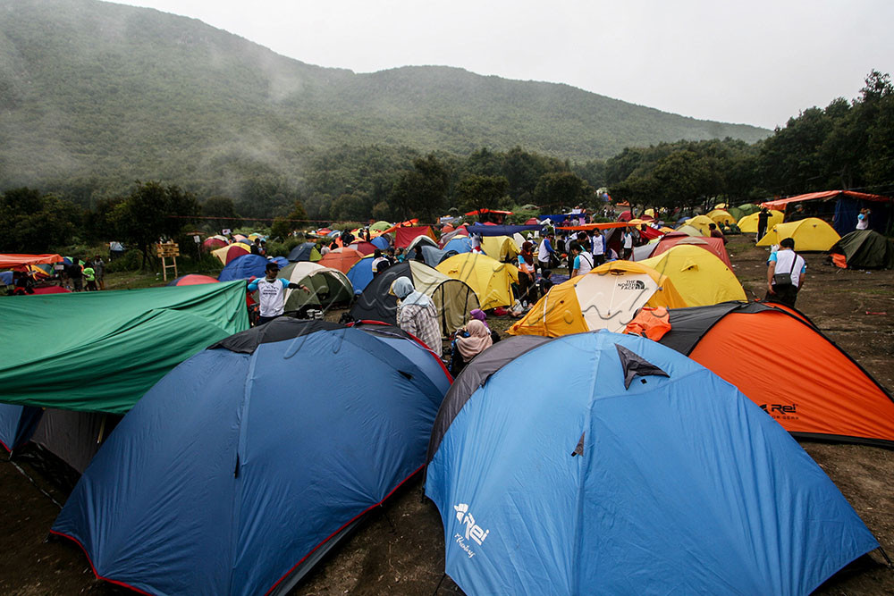 Deretan tenda pendaki memadati camp area Pondok Saladah, Gunung Papandayan di Garut, Jawa Barat.