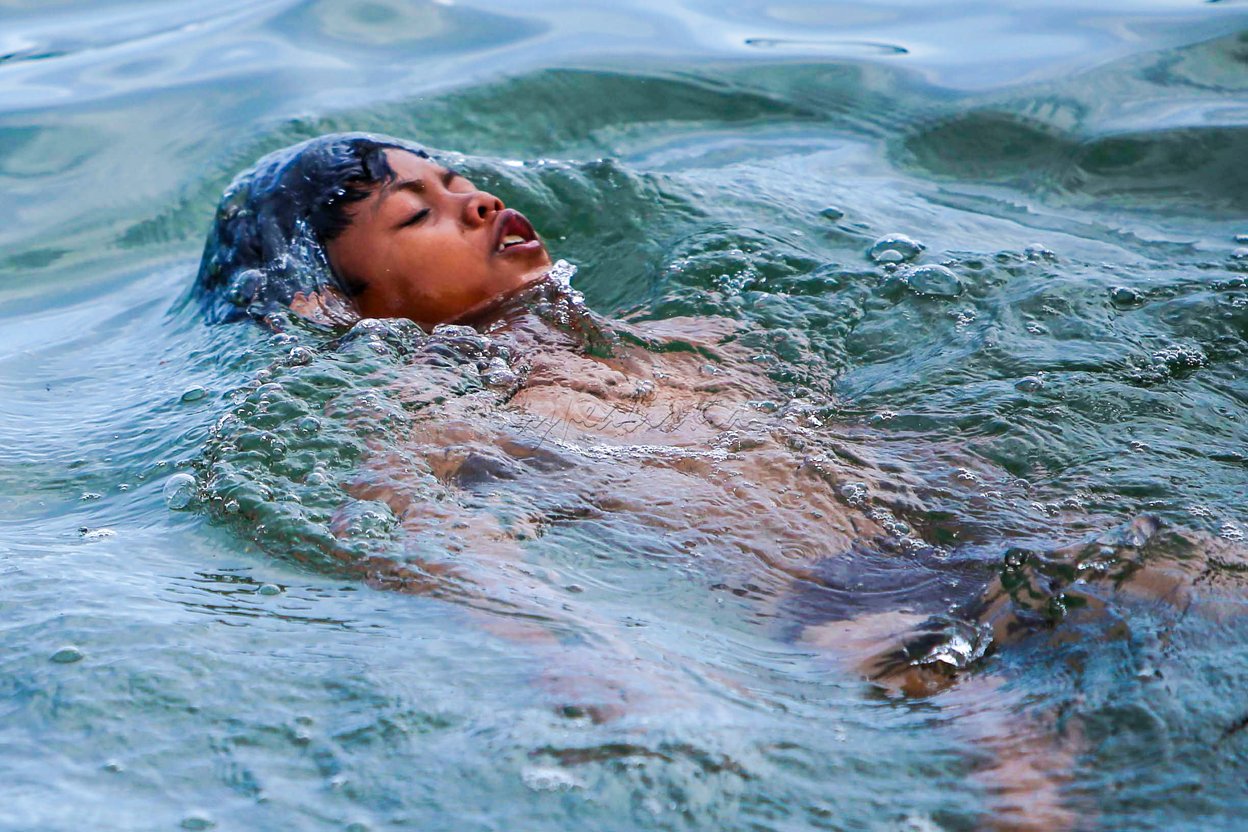Menikmati Pulau Petaling sambil berenang.
