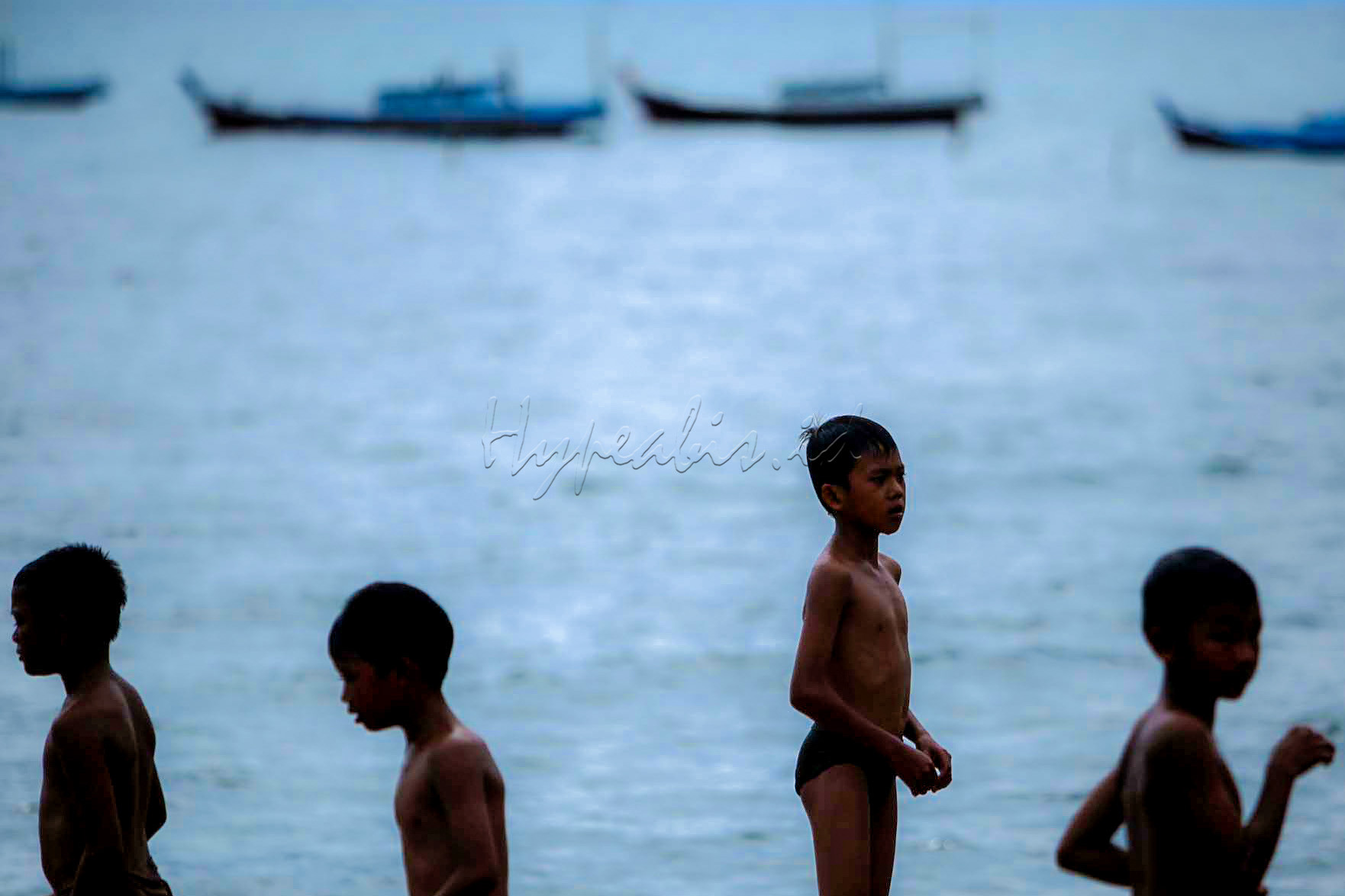 Tepi laut di pulau tersebut merupakan taman bermain anak-anak dan tempat menghabiskan waktu.