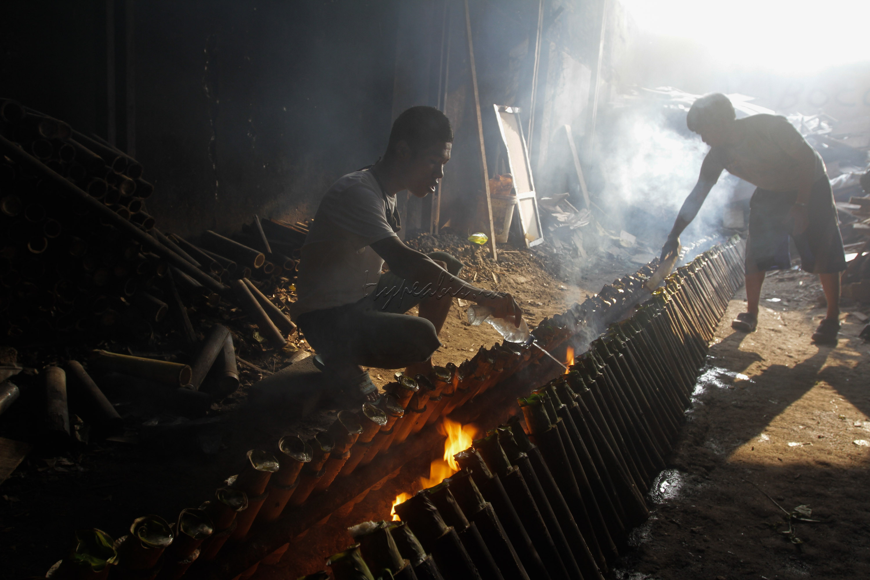 Bulan Ramadan tak hanya identik dengan puasa, namun juga kulinernya. Banyak kuliner-kuliner khas Ramadan yang patut dicoba. Salah satunya Nasi Lemang.