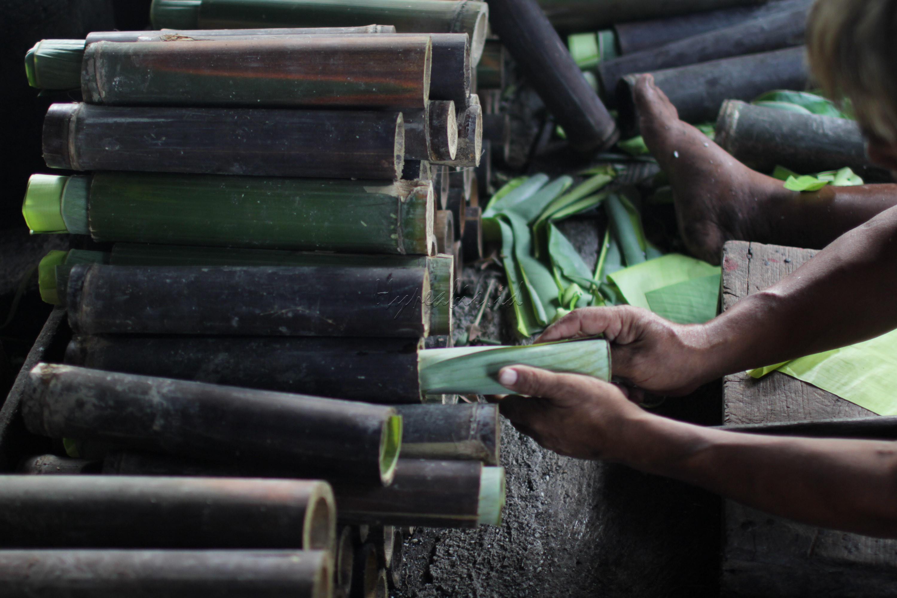 Nasi lemang adalah makanan dari beras ketan yang dimasak dalam seruas bambu. Beras ketan yang dicampur santan kelapa digulung dengan selembar daun pisang kemudian dimasukkan ke dalam seruas bambu lalu dibakar sampai matang.
