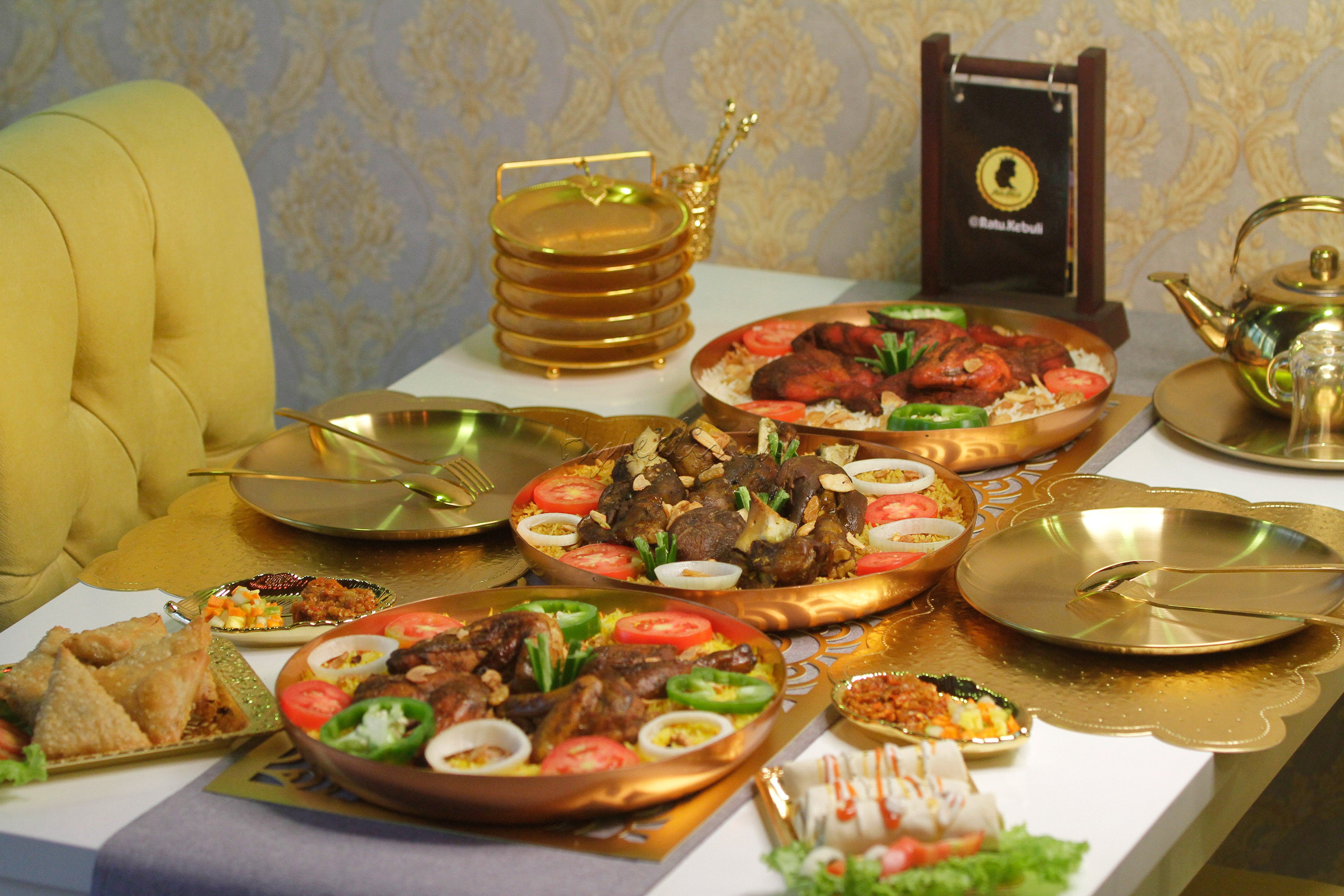 Berbicara soal kuliner, seperti tak akan pernah ada habisnya. Cobalah kuliner luar negeri yang cukup populer di Indonesia yaitu masakan dari Timur Tengah. Makanan ini banyak sekali diminati karena rasanya yang khas dengan aroma rempah yang kuat.