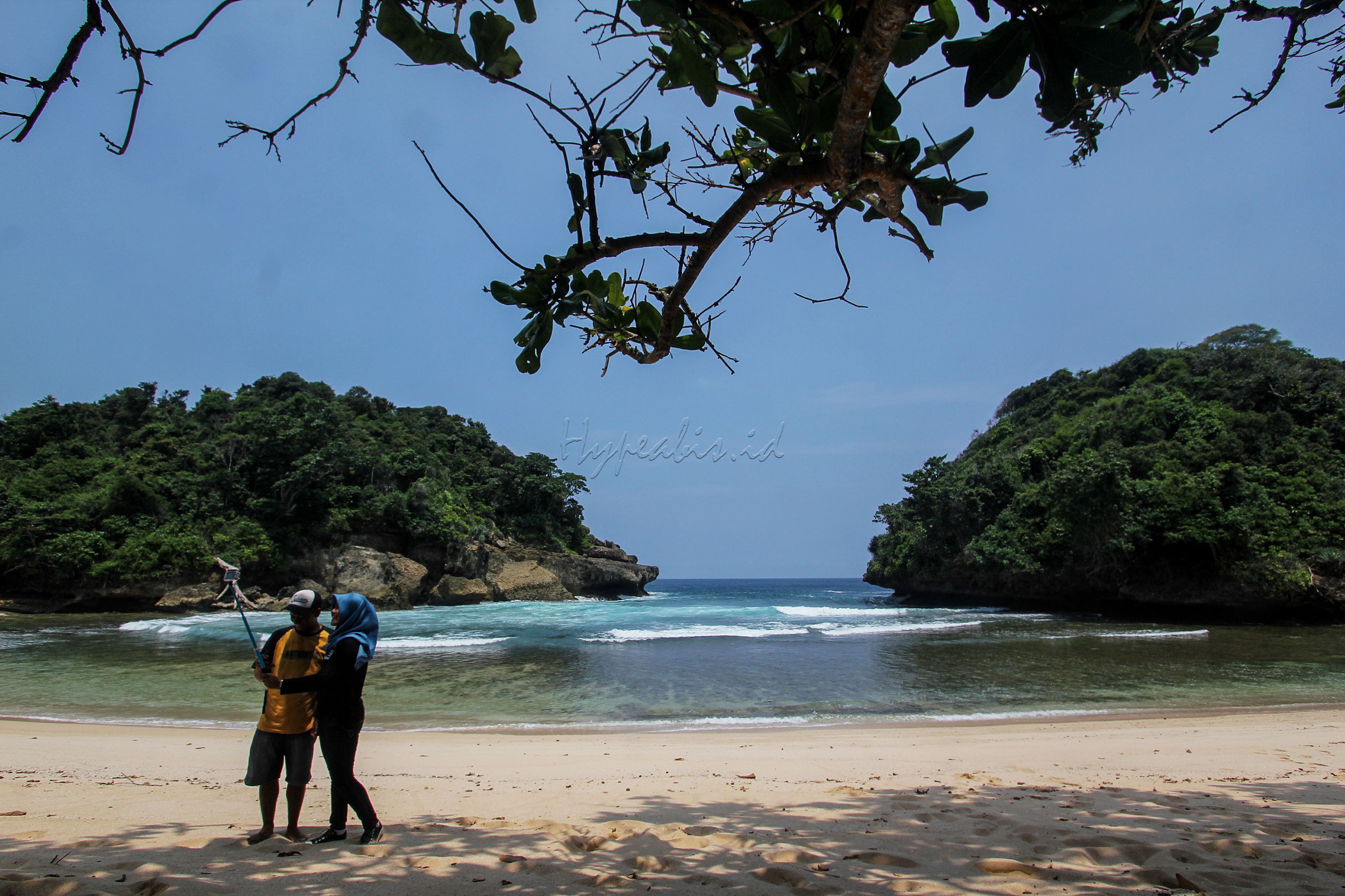 Wisatawan beraktivitas di Pantai Mbehi, Desa Sumberbening, Kecamatan Bantur, Kabupaten Malang, Jawa Timur. Pantai Mbehi yang terletak di Malang Selatan tersebut menyuguhkan pemandangan yang menakjubkan dengan alamnya yang masih asri dengan air pantai yang sangat jernih dan berwarna biru muda, serta pasir pantainya yang putih dan bersih.