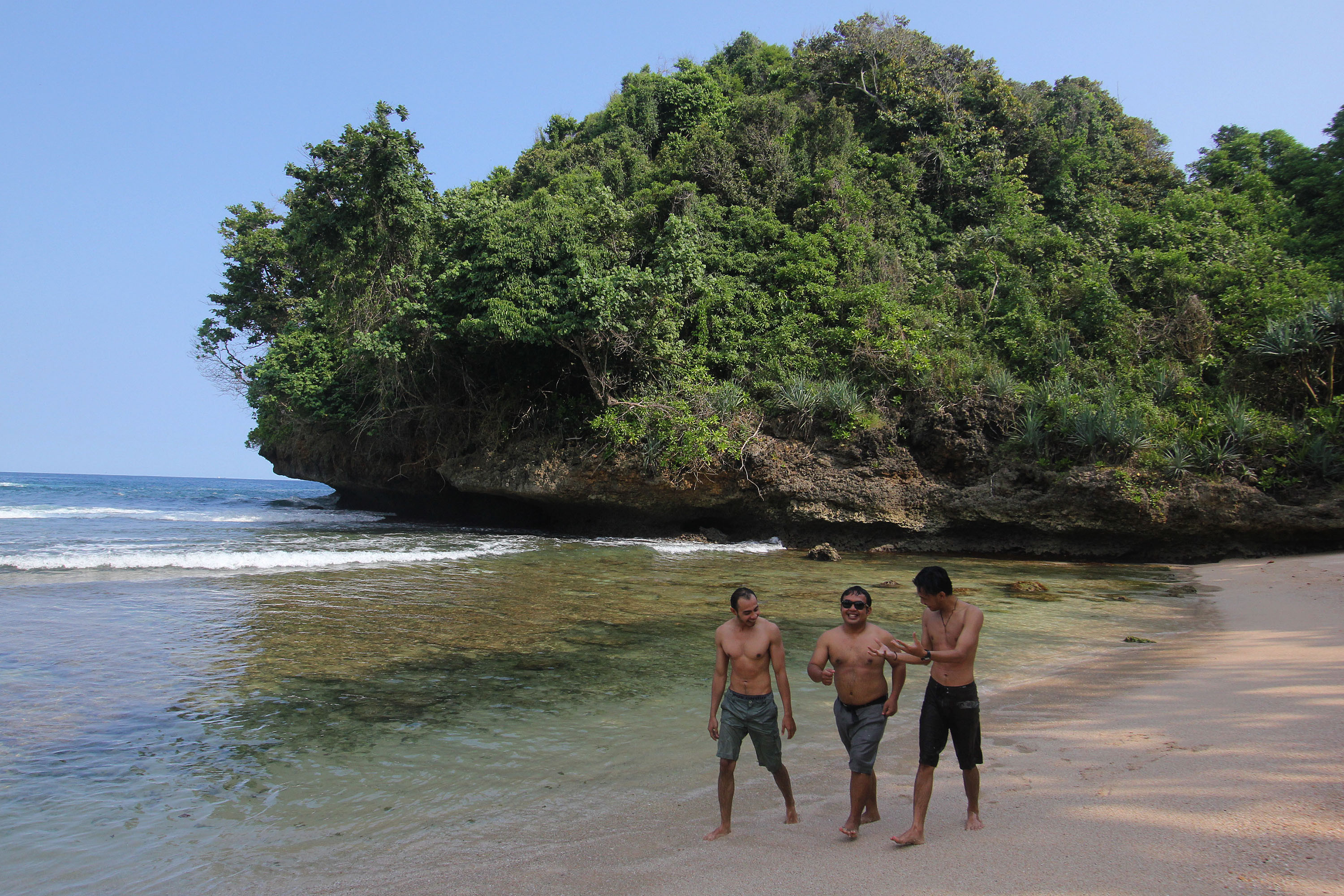 Wisatawan beraktivitas di Pantai Mbehi, Desa Sumberbening, Kecamatan Bantur, Kabupaten Malang, Jawa Timur. Pantai Mbehi yang terletak di Malang Selatan tersebut menyuguhkan pemandangan yang menakjubkan dengan alamnya yang masih asri dengan air pantai yang sangat jernih dan berwarna biru muda, serta pasir pantainya yang putih dan bersih.