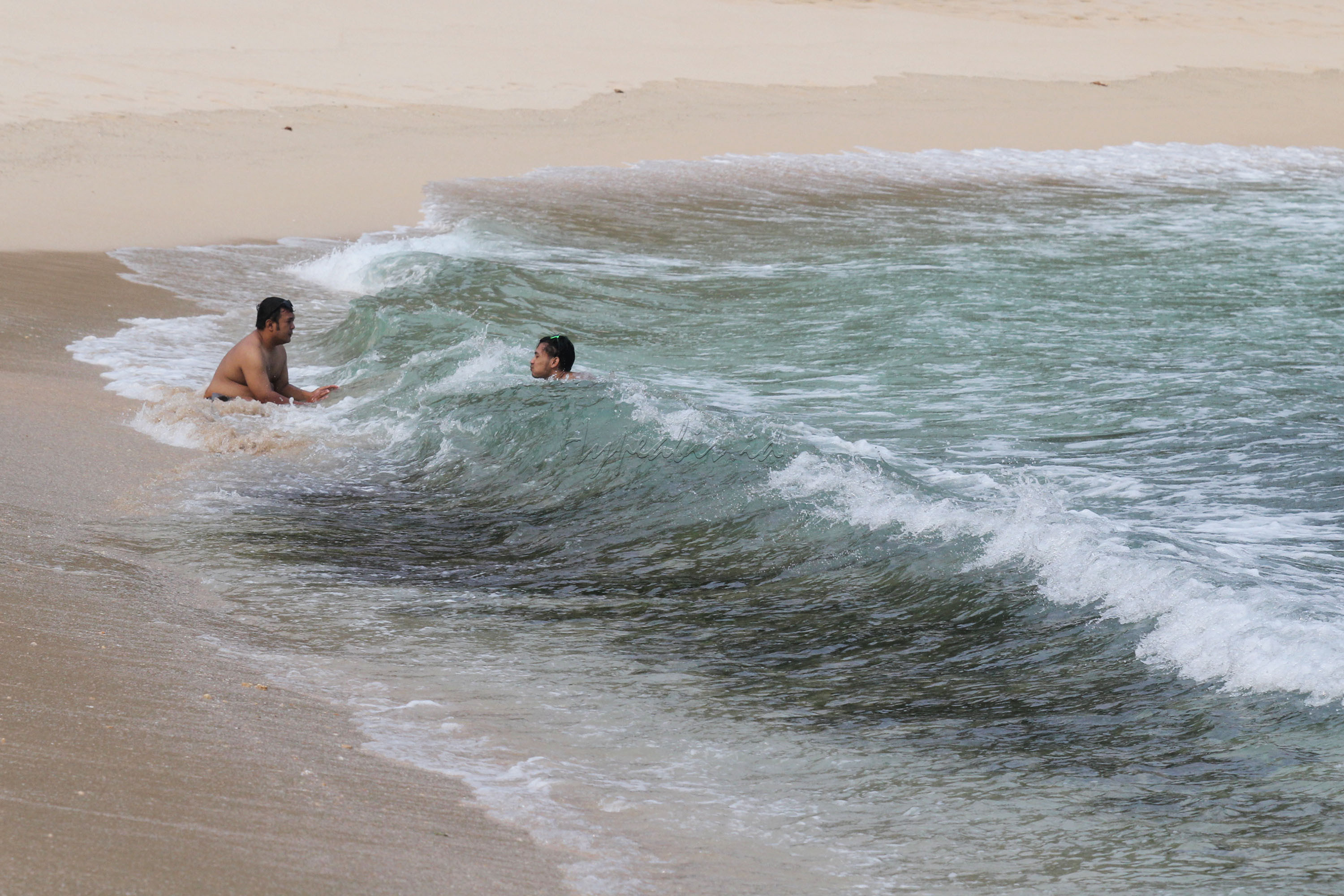Wisatawan beraktivitas di Pantai Mbehi, Desa Sumberbening, Kecamatan Bantur, Kabupaten Malang, Jawa Timur. Pantai Mbehi yang terletak di Malang Selatan tersebut menyuguhkan pemandangan yang menakjubkan dengan alamnya yang masih asri dengan air pantai yang sangat jernih dan berwarna biru muda, serta pasir pantainya yang putih dan bersih.