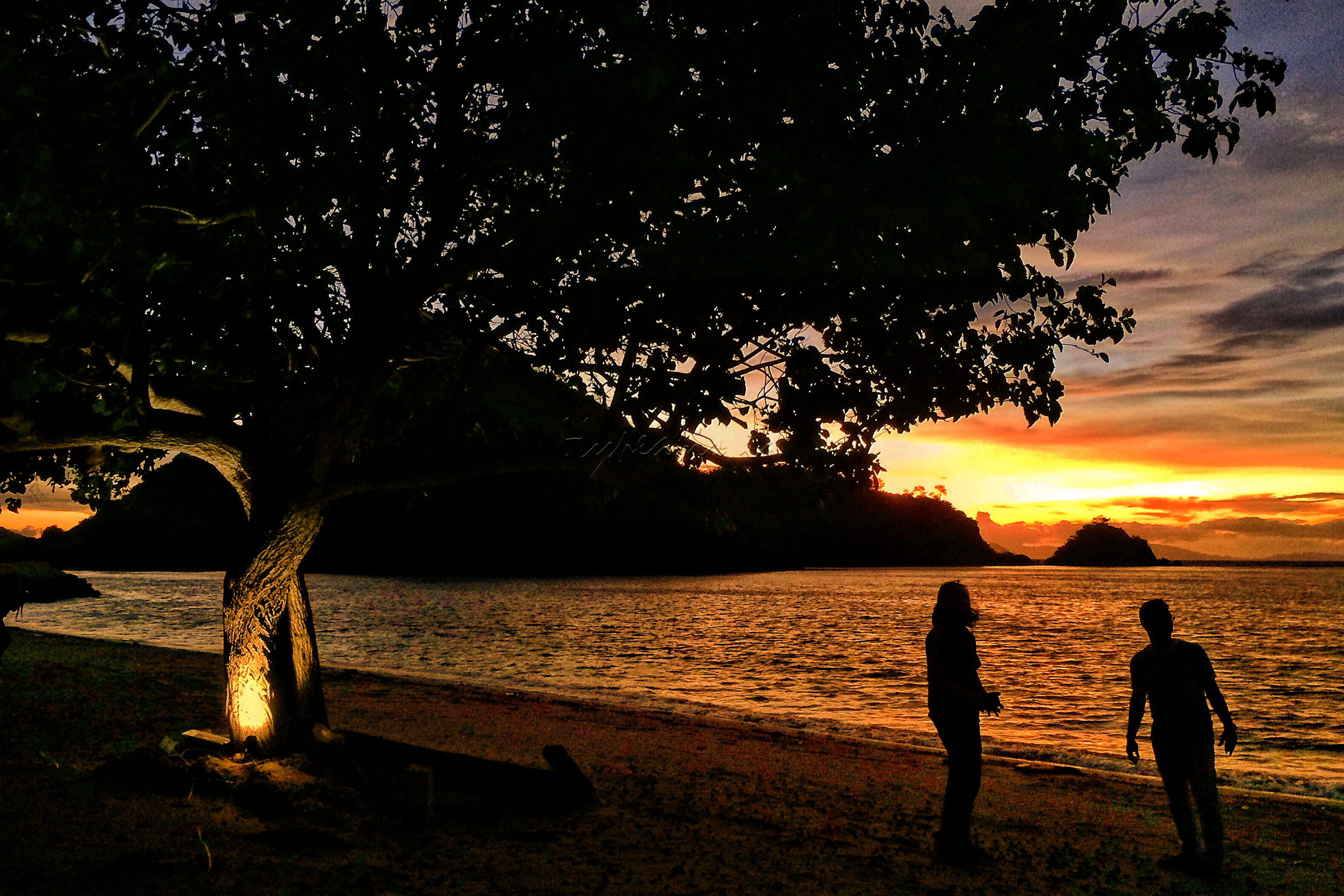 Wisatawan menikmati matahari terbenam di Labuan Bajo, Nusa Tenggara Timur