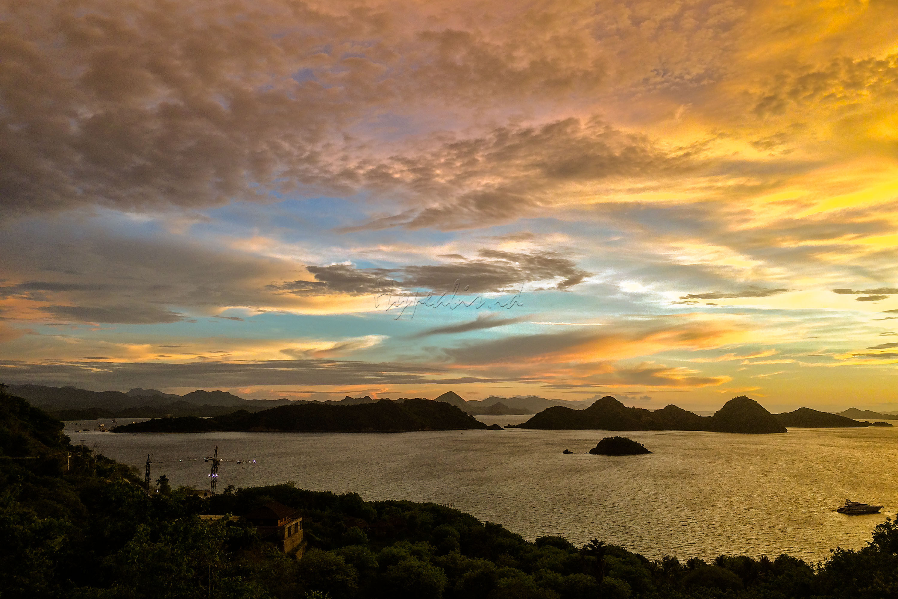 Keindahan matahari terbenam di Labuan Bajo, Nusa Tenggara Timur