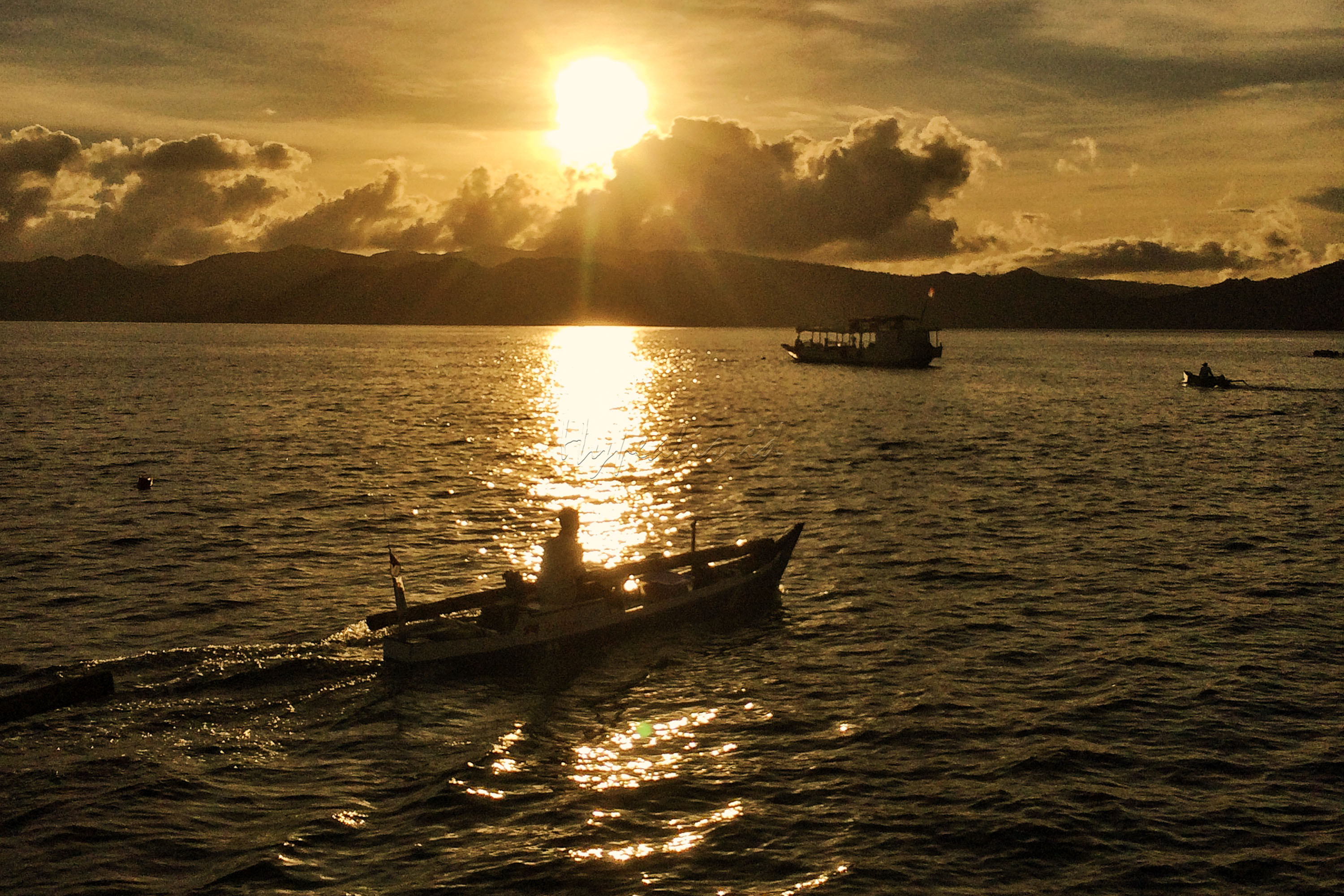 Warga beraktivitas saat matahari terbenam di Labuan Bajo, Nusa Tenggara Timur