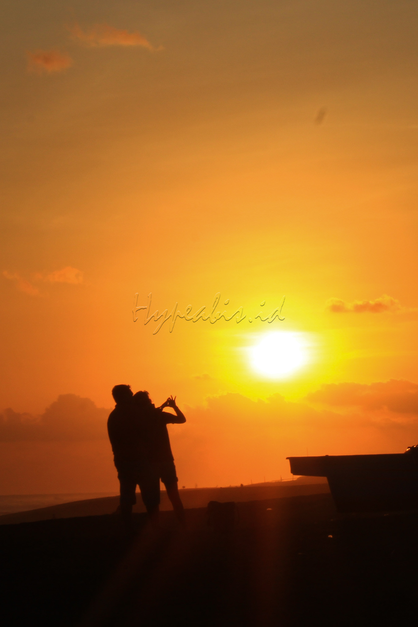 Warga berswafoto di pantai Depok, Yogyakarta.