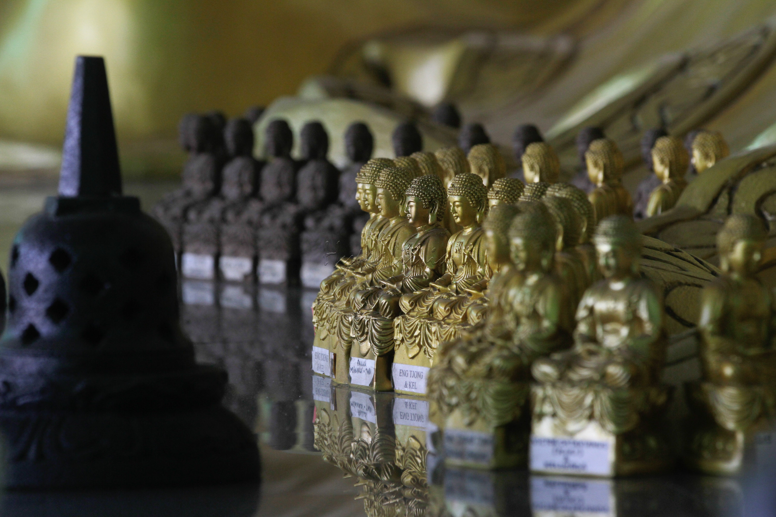 Dereta patung Buddha saat Hari Raya Waisak di Vihara Buddha Dharma dan 8 Posat, Tajurhalang, Kabupaten Bogor, Jawa Barat, Rabu (26/5). Ibadah Waisak dilakukan secara terbatas serta menerapkan protokol kesehatan guna mengurangi penyebaran virus Covid-19.