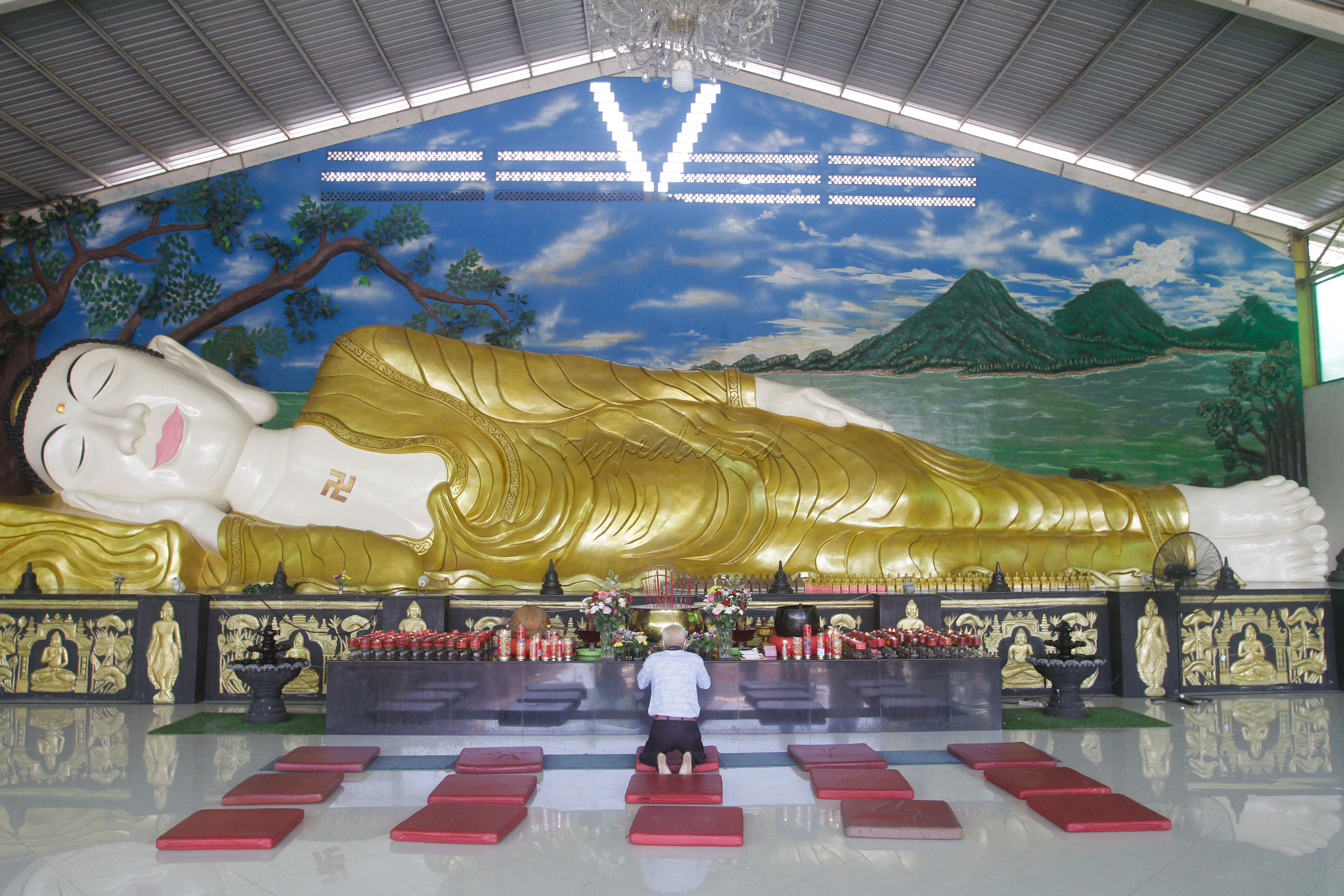 Umat melakukan ibadah saat Hari Raya Waisak di Vihara Buddha Dharma dan 8 Posat, Tajurhalang, Kabupaten Bogor, Jawa Barat, Rabu (26/5). Ibadah Waisak dilakukan secara terbatas serta menerapkan protokol kesehatan guna mengurangi penyebaran virus Covid-19.