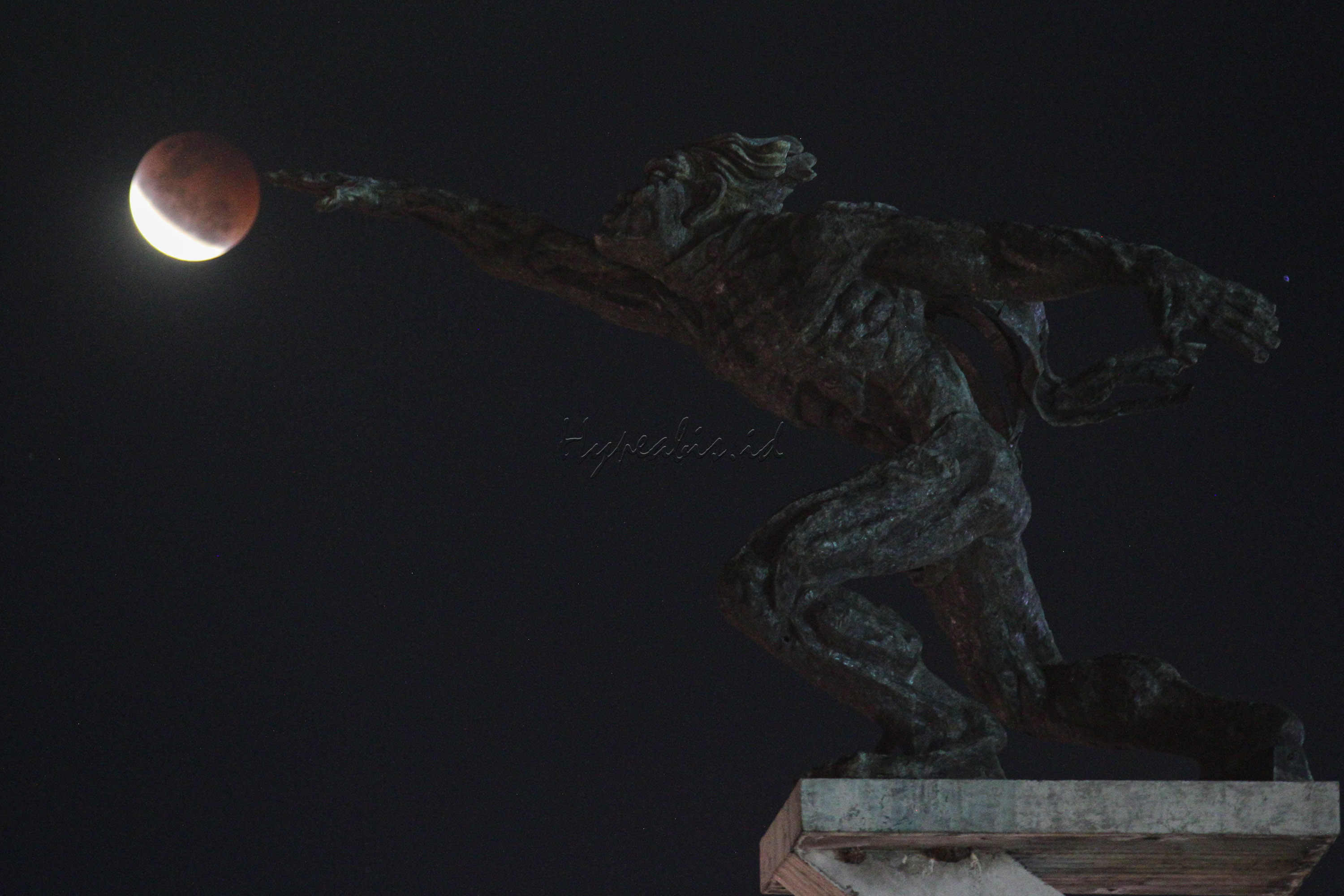 Gerhana bulan total Super Blood Moon diabadikan di Jakarta, Rabu (26/5/2021). Fenomena alam ini bisa disaksikan di hampir seluruh wilayah Indonesia, dengan puncak gerhana terjadi pada pukul 18.18 WIB.