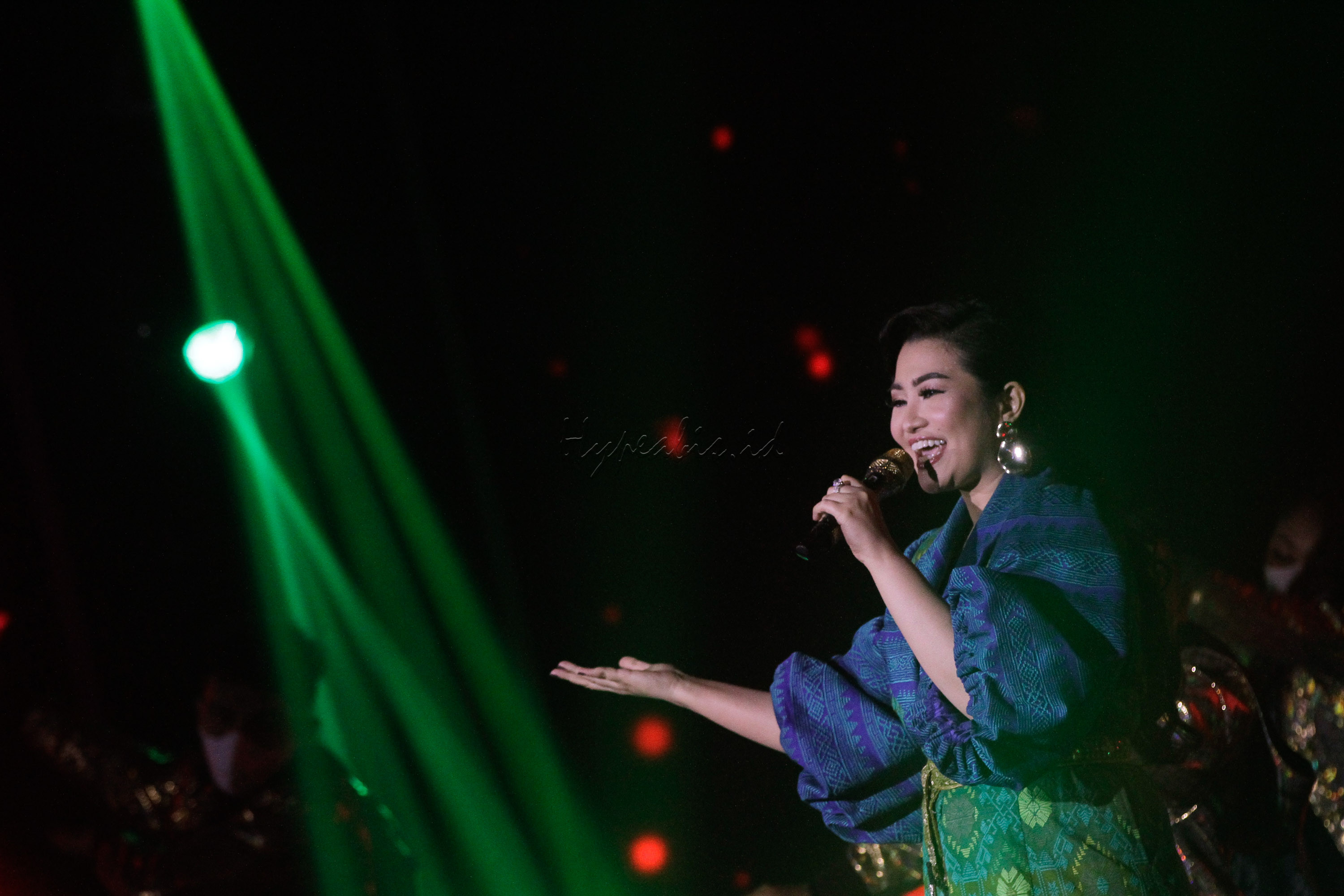 Penyanyi Fitri Karlina membawakan salah satu lagu hits miliknya.