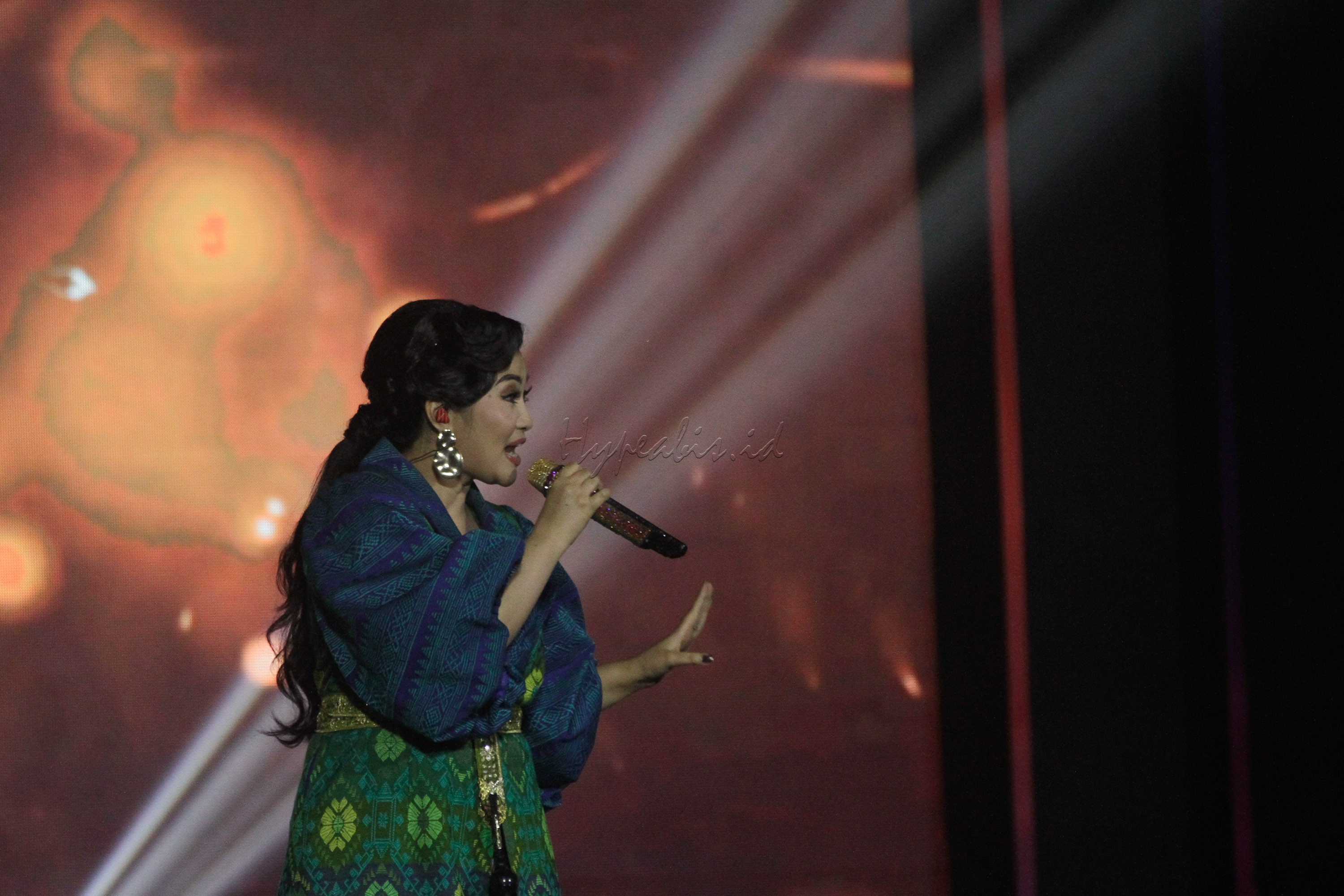 Meski masih pandemi Covid-19, konser dilakukan secara hybrid (online dan offline) dengan menerapkan protokol kesehatan yang ketat dengan pemeriksaan antigen terlebih dahulu.