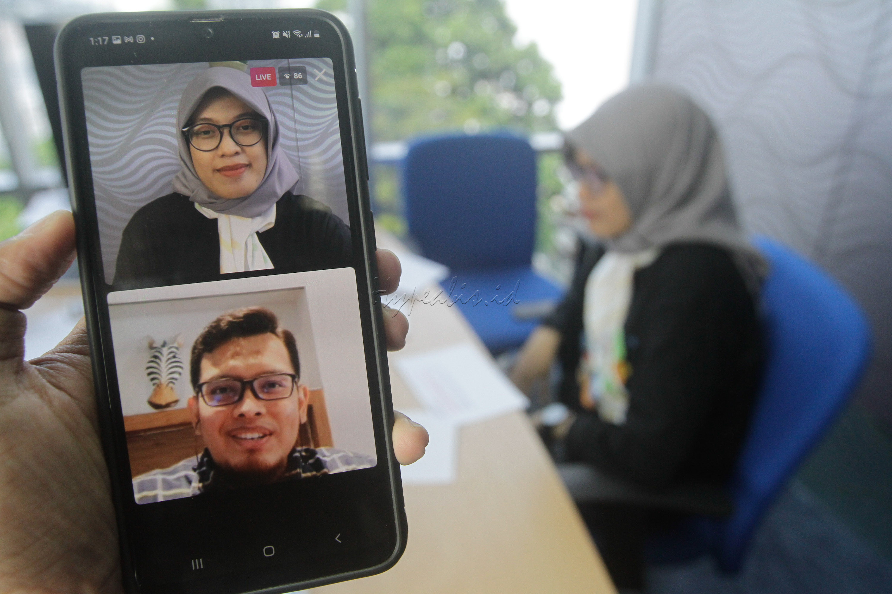 NGOBROL ASIK, SUKSES BERKARIR Bisnis/Himawan L Nugraha<br />
GM Human Capital Business Partner Telkomsigma Sony Kisyono (layar bawah) didampingi Copywriter Bisnis Muda Rachma Amalia memberikan pemaparan dalam diskusi live Instagram Ngobrol Asik, Sukses Berkarir dengan Jiwa Enterpreneurship di Jakarta, Senin (31/5). Dalam rangka hari ulang tahun pertama, Bisnis Muda mengadakan Bisnis Muda Day yang berisikan webinar dan live instagram dengan materi menarik seputar pengelolaan keuangan, hobi, investasi, hingga tentang konten kreator.