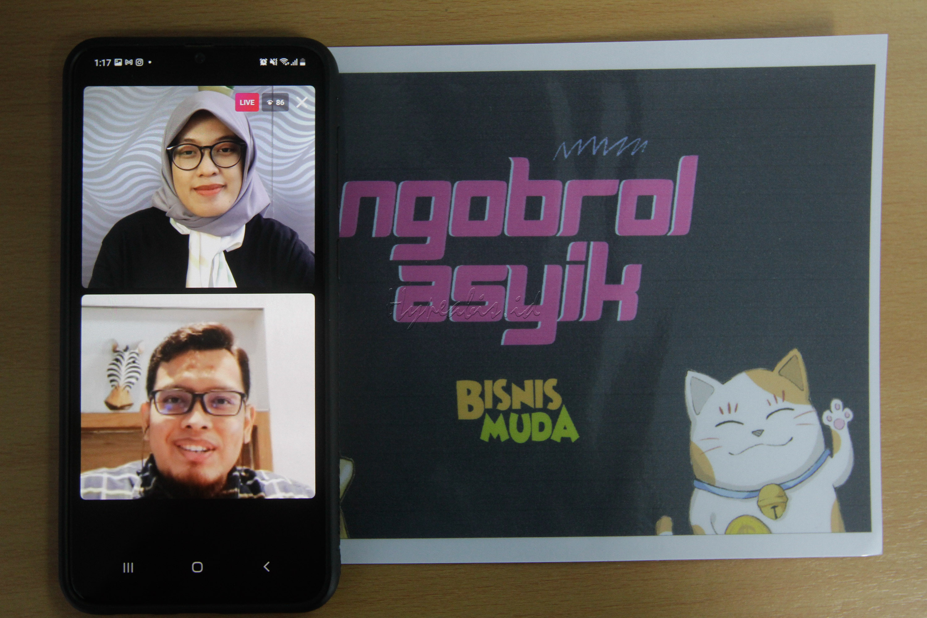 NGOBROL ASIK, SUKSES BERKARIR Bisnis/Himawan L Nugraha<br />
GM Human Capital Business Partner Telkomsigma Sony Kisyono (layar bawah) didampingi Copywriter Bisnis Muda Rachma Amalia memberikan pemaparan dalam diskusi live Instagram Ngobrol Asik, Sukses Berkarir dengan Jiwa Enterpreneurship di Jakarta, Senin (31/5). Dalam rangka hari ulang tahun pertama, Bisnis Muda mengadakan Bisnis Muda Day yang berisikan webinar dan live instagram dengan materi menarik seputar pengelolaan keuangan, hobi, investasi, hingga tentang konten kreator.