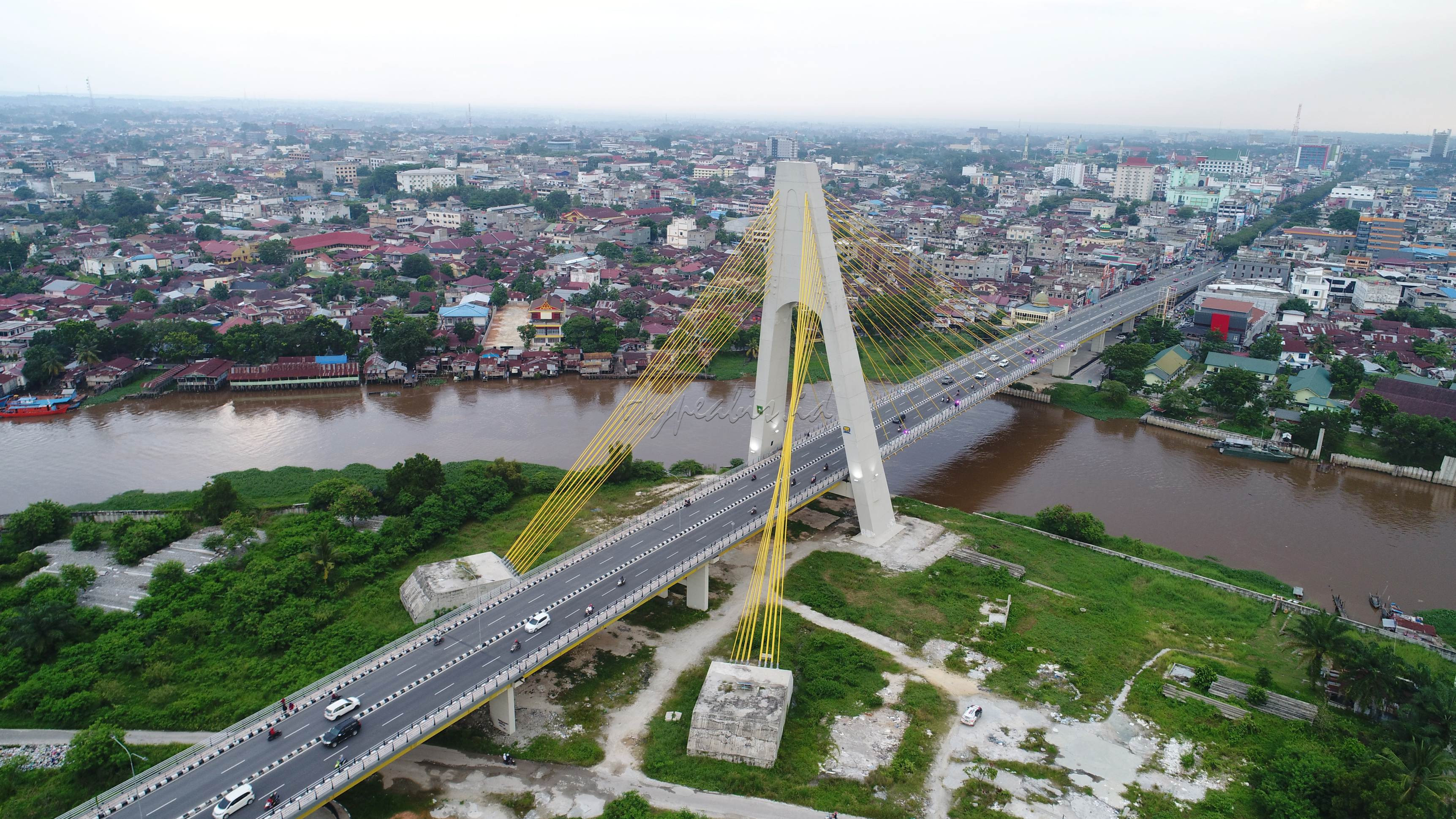 Sebagai kota yang dibelah oleh Sungai Siak, Pekanbaru dan kota lainnya di Provinsi Riau sangat bergantung pada keberadan infrastruktur berupa jembatan.