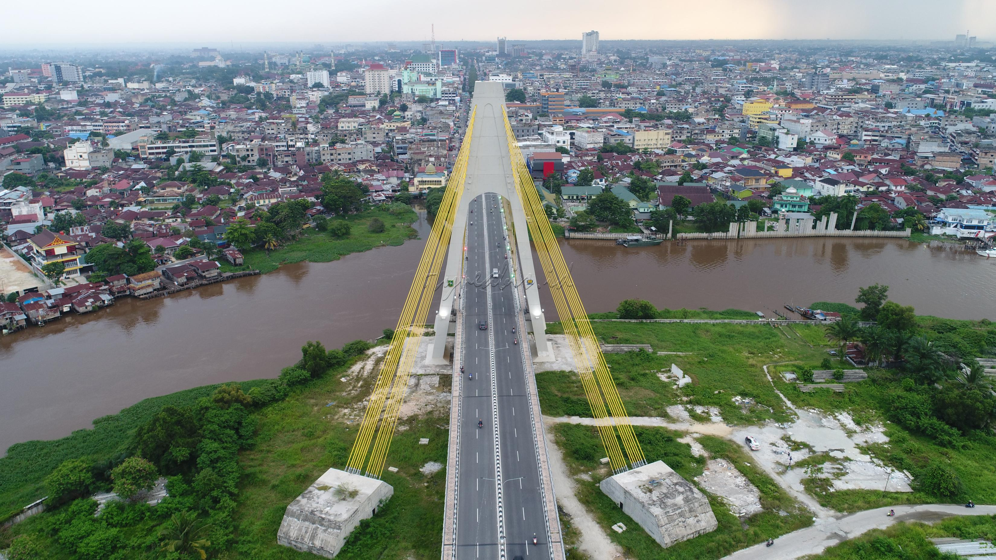 Adapun nama yang disematkan kepada Jembatan Siak IV ini adalah Jembatan Sultan Abdul Jalil Alamuddin Syah (Marhum Bukit), nama pendiri Kota Pekanbaru.