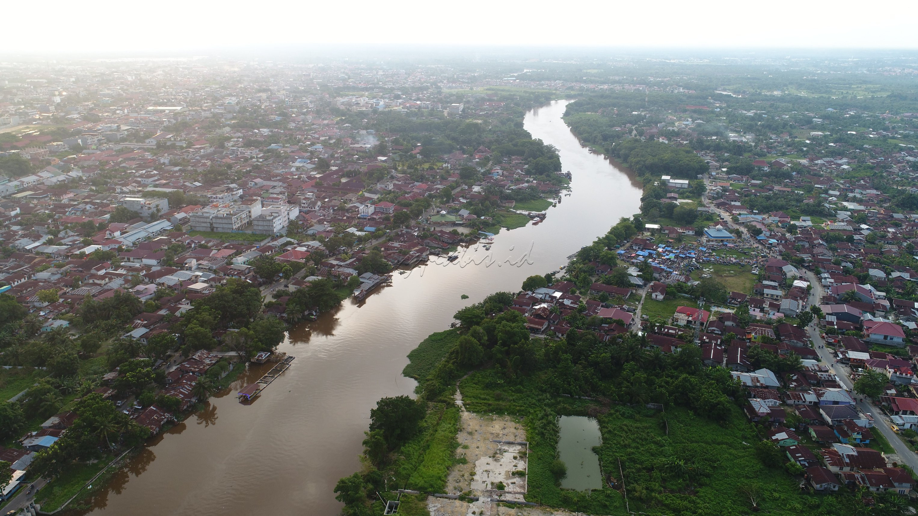 Sungai Siak sendiri dahulu menjadi sungai yang terdalam di Indonesia karena memiliki kedalaman hingga 30 meter. Namun, saat ini sungai dengan panjang 370 km ini terus mengalami pendangkalan.
