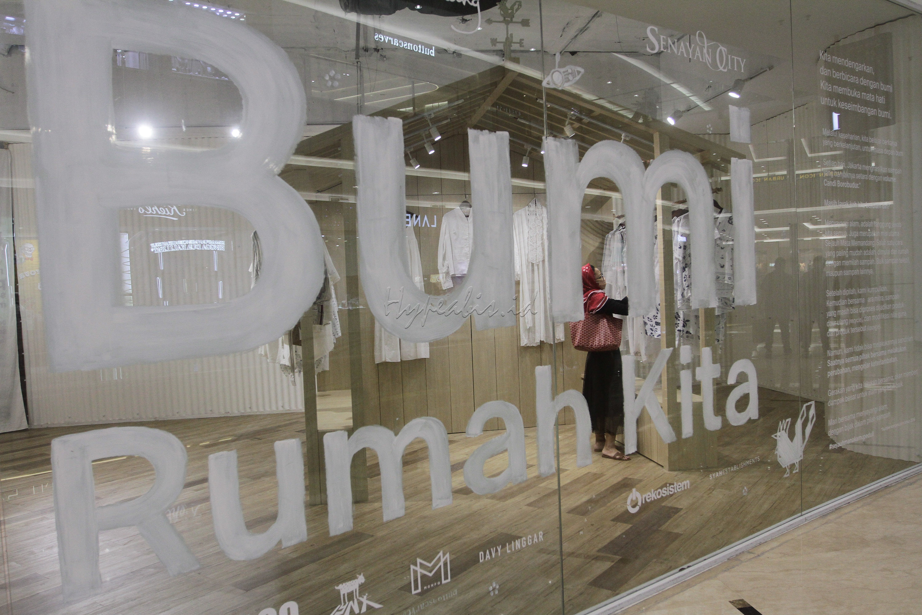 Label tekstil Sejauh Mata Memandang menggelar pameran bertajuk Bumi Rumah Kita
untuk meningkatkan kesadaran masyarakat terhadap kondisi sampah, khususnya sampah tekstil. Acara digelar di Senayan City Lantai 1, Jakarta Pusat, mulai 29 April hingga 1 Agustus 2021.