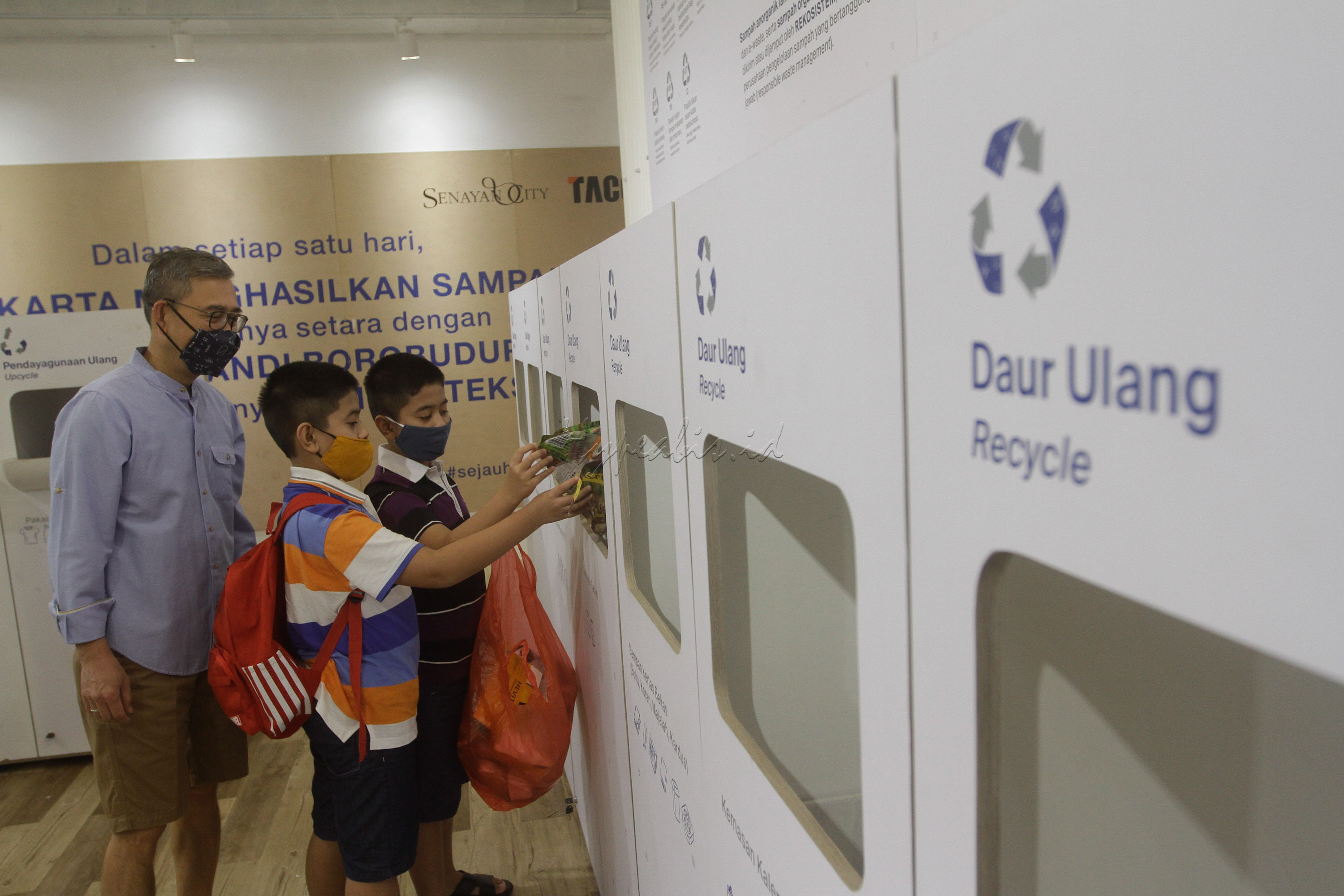 Pada pameran ini, label tersebut juga menggandeng generasi muda untuk berinovasi dalam pengolahan sampah, antara lain aplikasi Rekosistem sebagai partner dalam mendistribusikan dan mengolah sampah yang terkumpul selama pameran, masyarakat juga dapat mengirimkan sampah anorganiknya melalui aplikasi Rekosistem untuk didaur ulang.