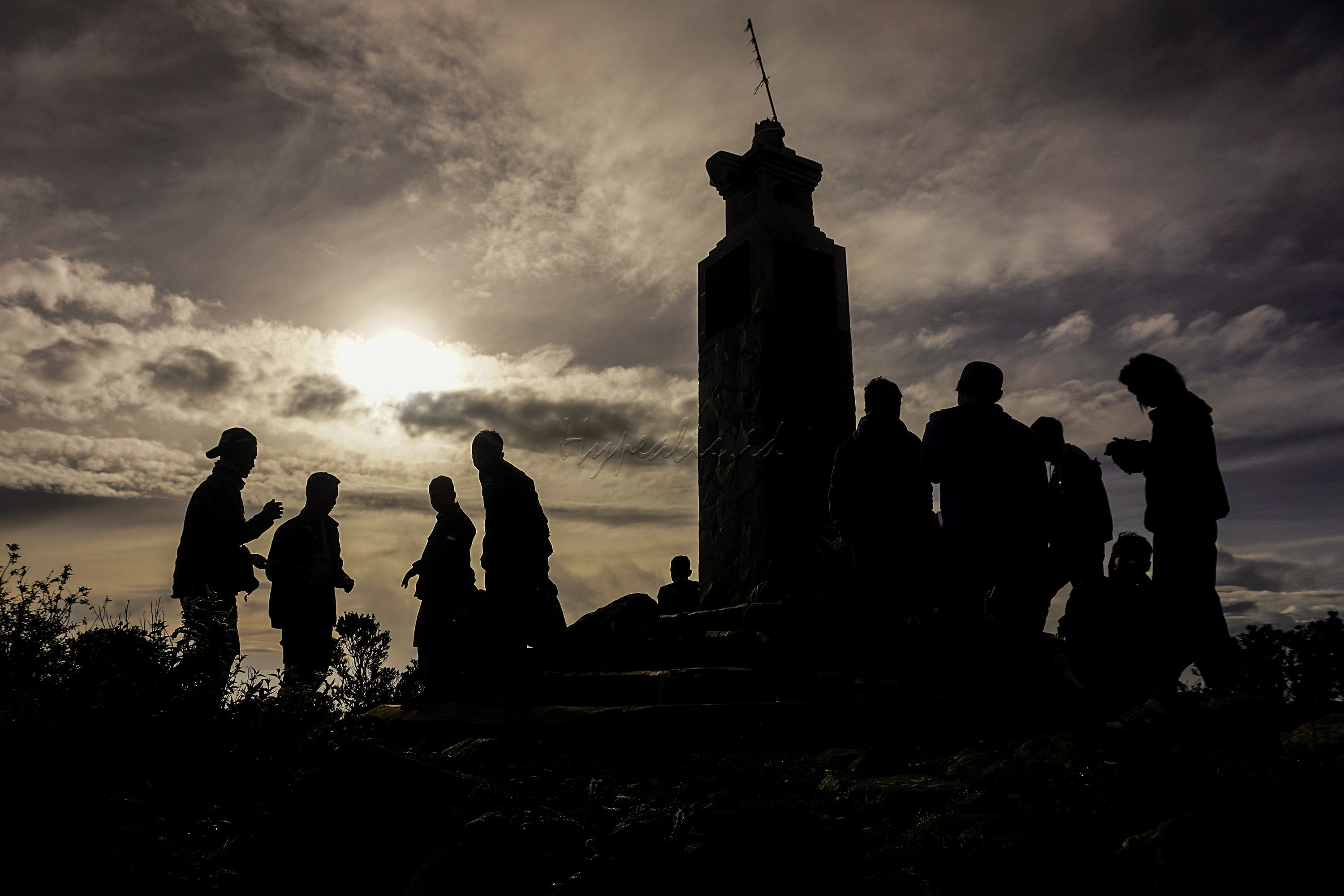 Sejumlah pendaki berada di Hargo Dalem, Puncak Gunung Lawu. Gunung yang memiliki ketinggian 3.265 mdpl tersebut menyajikan panorama yang indah bagi setiap pendaki yang datang ke gunung itu.